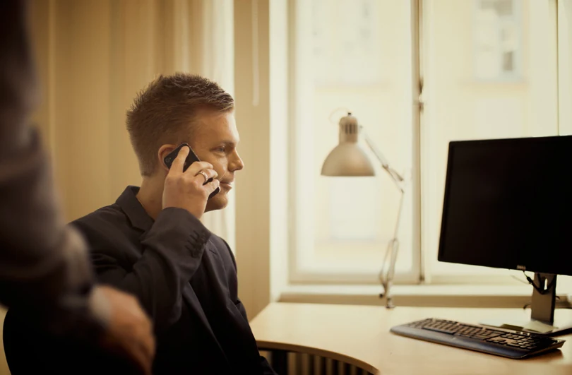 Telefonsamtal vid ett skrivbord